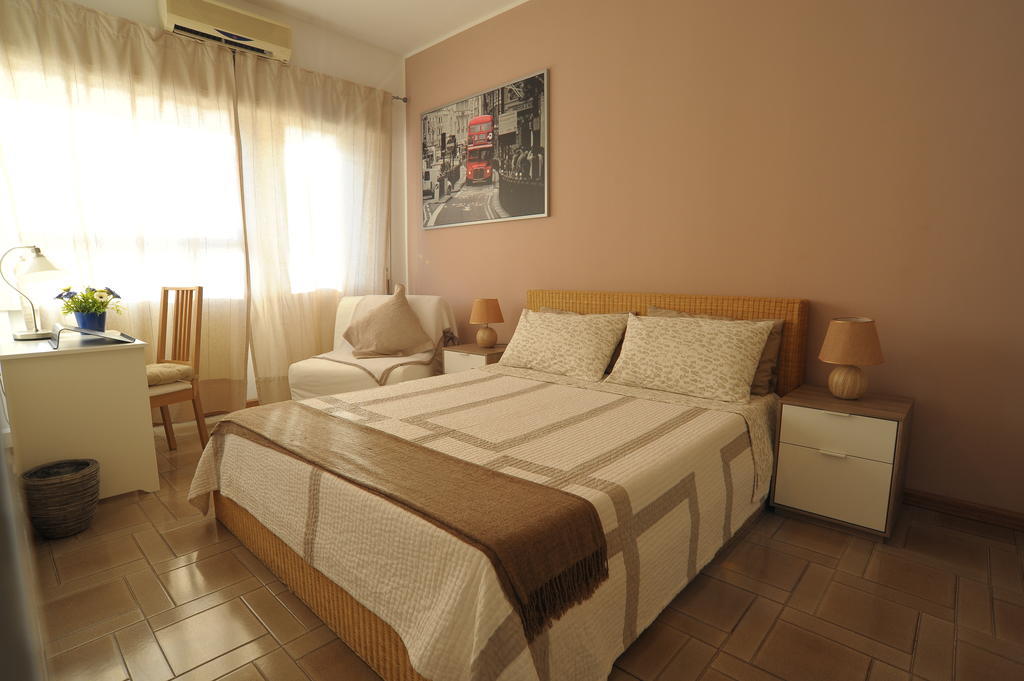 B&B Mare Di Augusta La Finestra Sul Porto Bilik gambar